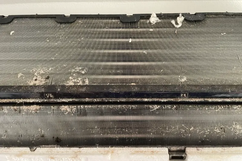 業務用エアコン洗浄の作業前（汚れが付着している状態）